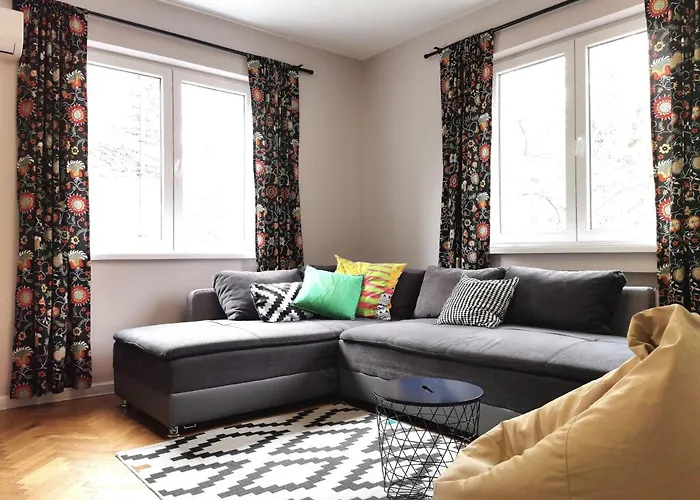 Beautifully Decorated Functional Апартамент